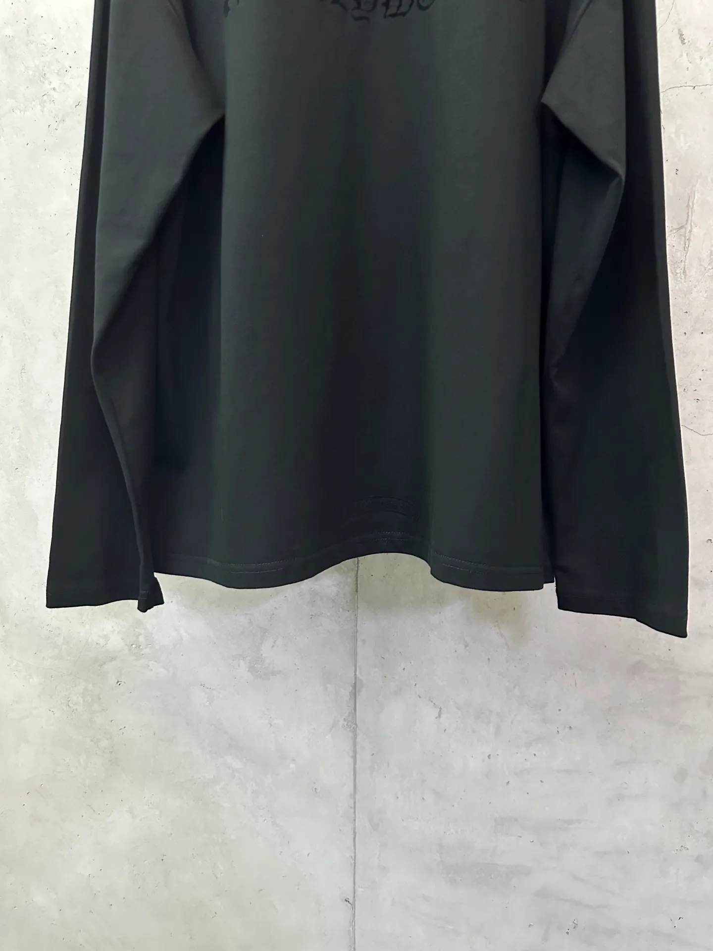 P300 Chrome Hearts 25ss flocked logo letter round neck long-sleeved T-shirt. Fabric is high-definition, super heavyweight cotton, double yarn compact Xinjiang cotton. Weight: 320 grams. Clean cloth surface. Clear cloth texture. Tight feel. Stiff. High color fastness. No deformation. No discoloration. Customized hardware. Thread. Accessories. Alignment. Same style for men and women. -Color: Black White -Size: XS S M L
